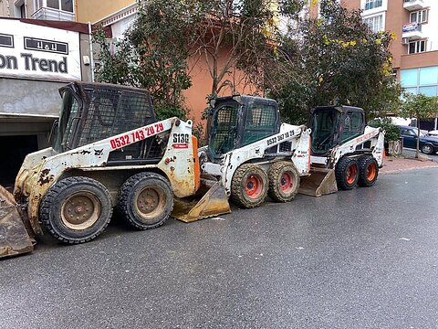 Operatörlü Bobcat mini yükleyici ile saha hazırlığı