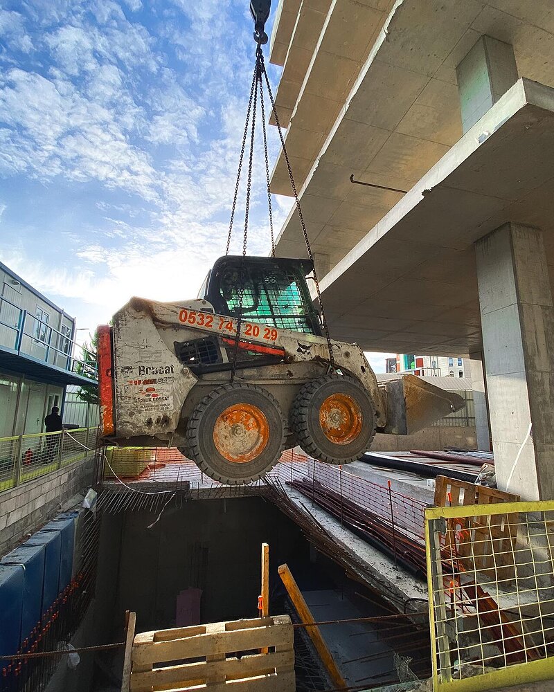 Bobcat ile hafriyat ve moloz yükleme çalışması