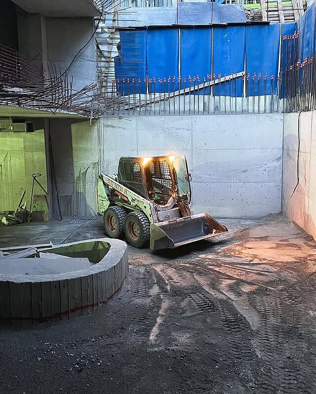 Kiralık Bobcat mini yükleyici dar alanda çalışırken