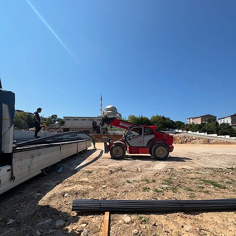 Operatörlü forklift ile palet taşıma ve istifleme