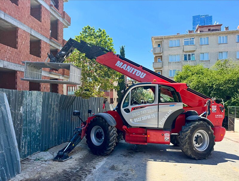 Operatörlü Manitou telehandler ile şantiyede yüksek kata malzeme ikmali