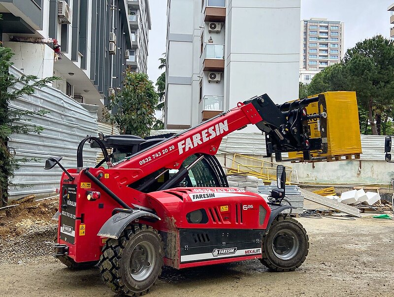 Teleskopik bomlu kiralık Manitou telehandler saha çalışmasında
