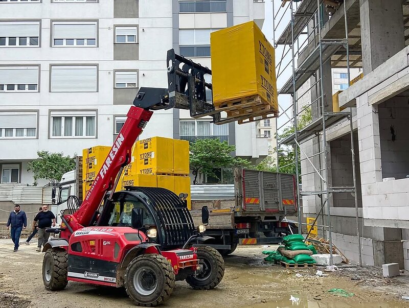 Manitou telehandler ile ağır palet kaldırma ve yerleştirme