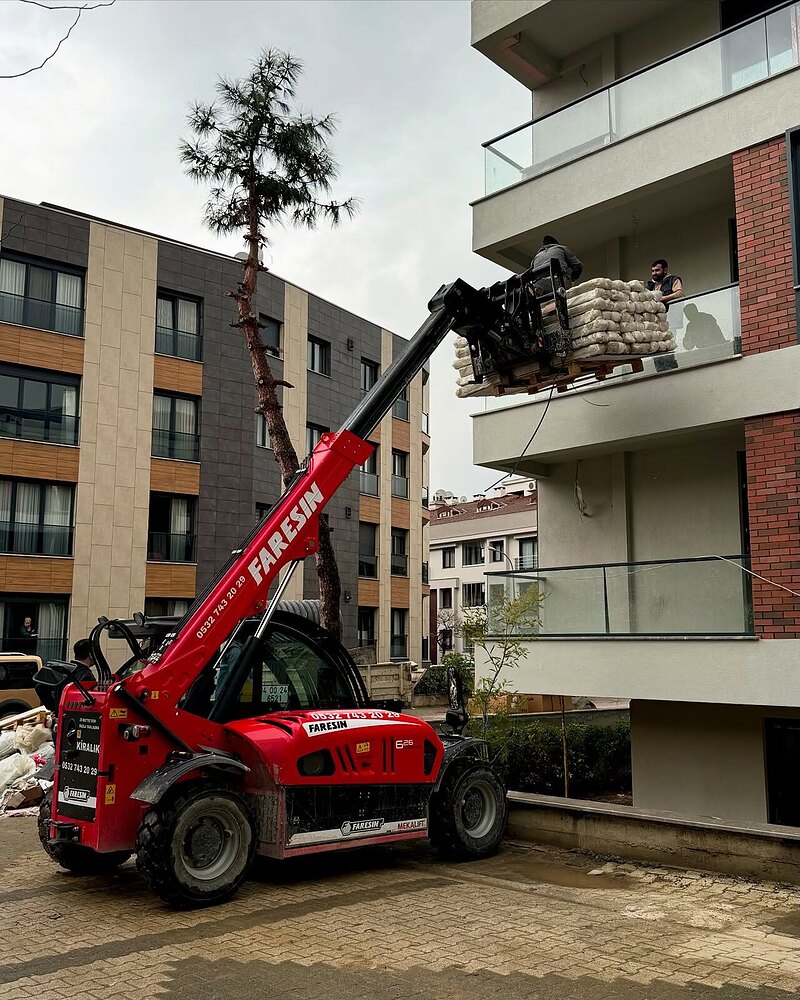 Operatörlü Manitou telehandler ile cepheye malzeme taşıma