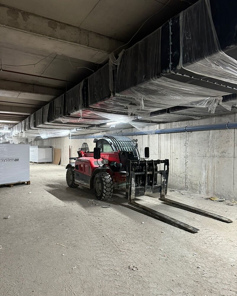 Kiralık Manitou telehandler yüksek erişimli ikmal çalışmasında